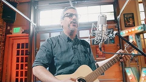 Art Zone: Eric Elbogen of Say Hi performs 