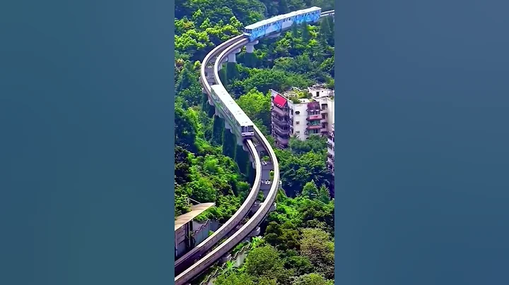 重庆最魔幻的网红轻轨，像条“猪儿虫”，它可以“上天入地”，“穿楼过江”，女司机更是这趟列车的一道靓丽风景线！#重庆#轻轨#旅行大玩家 #旅行推荐官 #分享 #大美中国 #重庆 - 天天要闻
