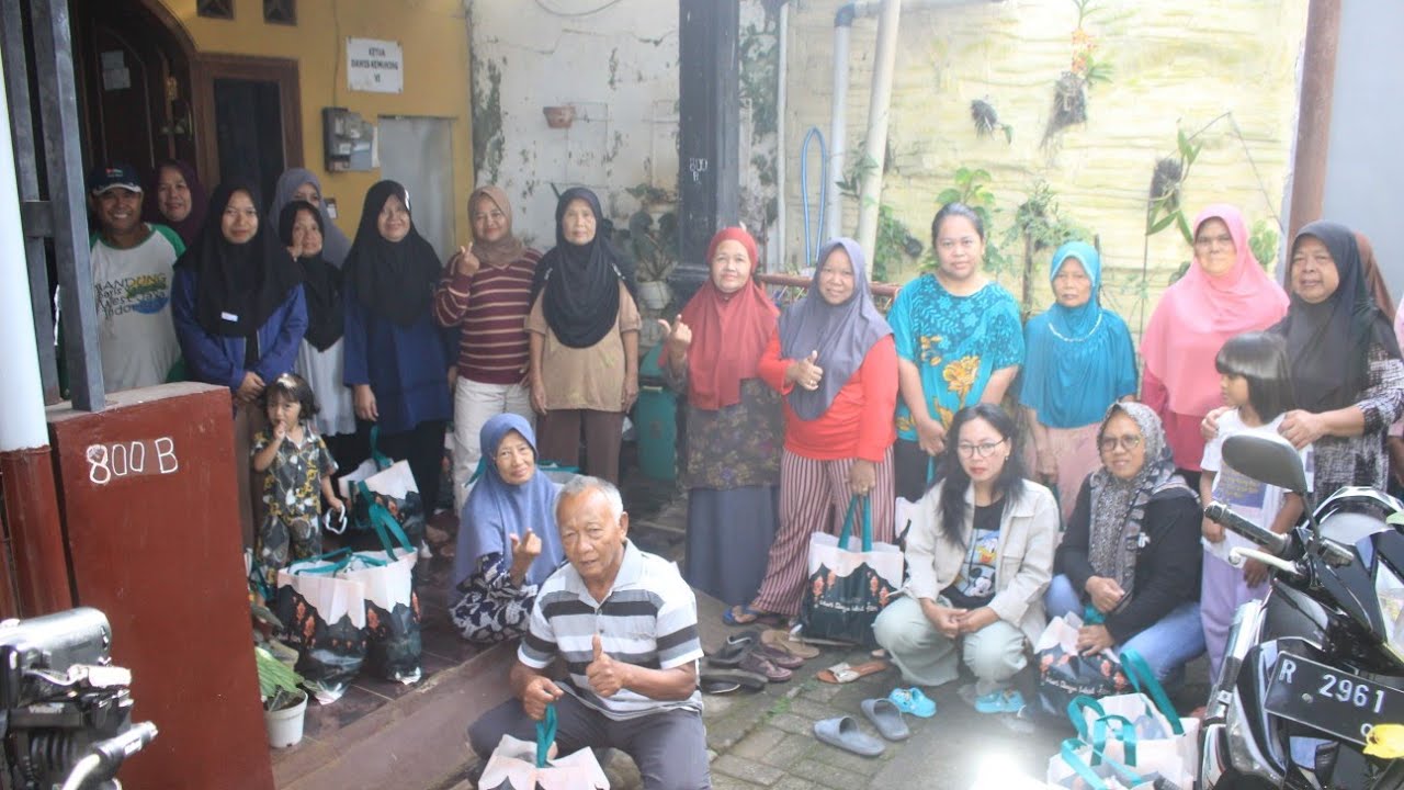 Ibu Waryati Dari Brunei Bagi-Bagi Sembako Lagi Di Purwokerto 