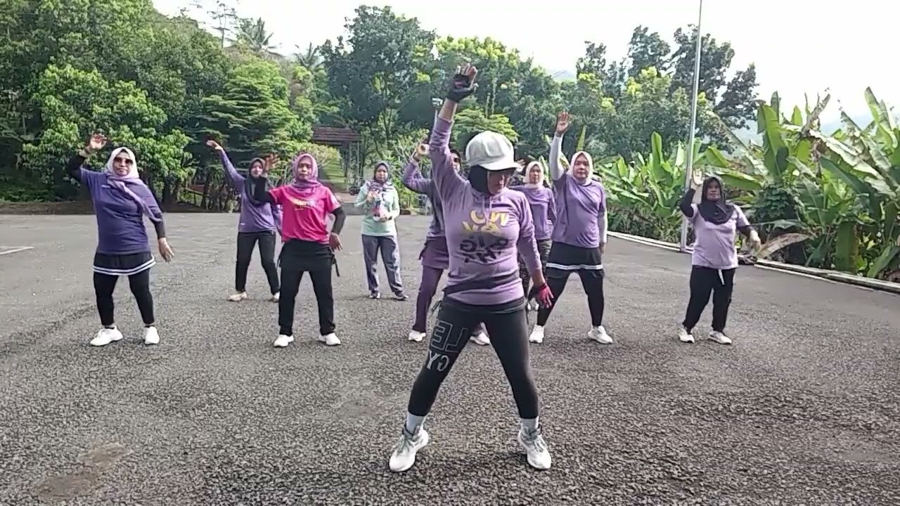 Senam kreasi dinding pemisah versi NIKO SQUAD well ✌️