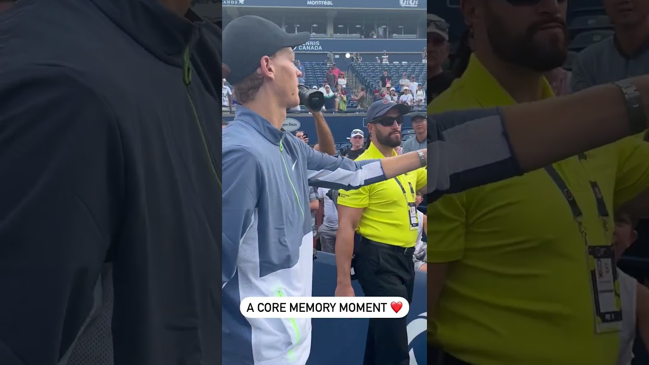 Jannik Sinner with a special young fan in Toronto - 13.08.2023