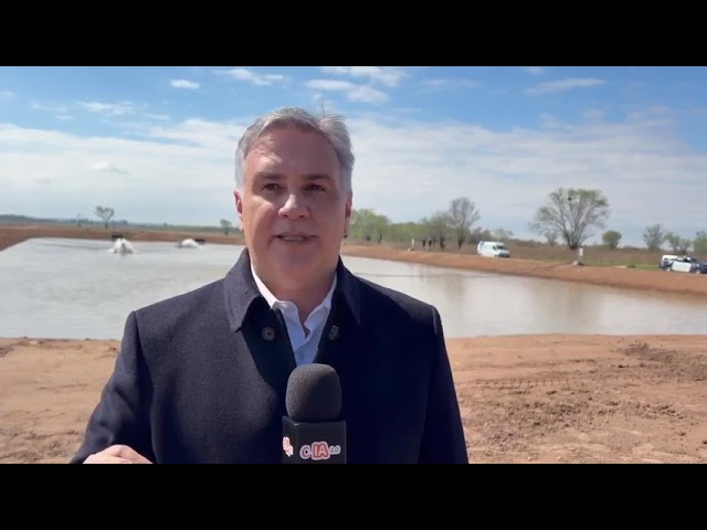 El gobernador de Córdoba, Martín Llaryora en la obra de cloacas en Almafuerte