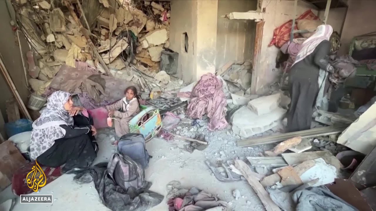 يأمل الفلسطينيون، وسط أنقاض غزة، في مرحلة ثانية من الاتفاق.