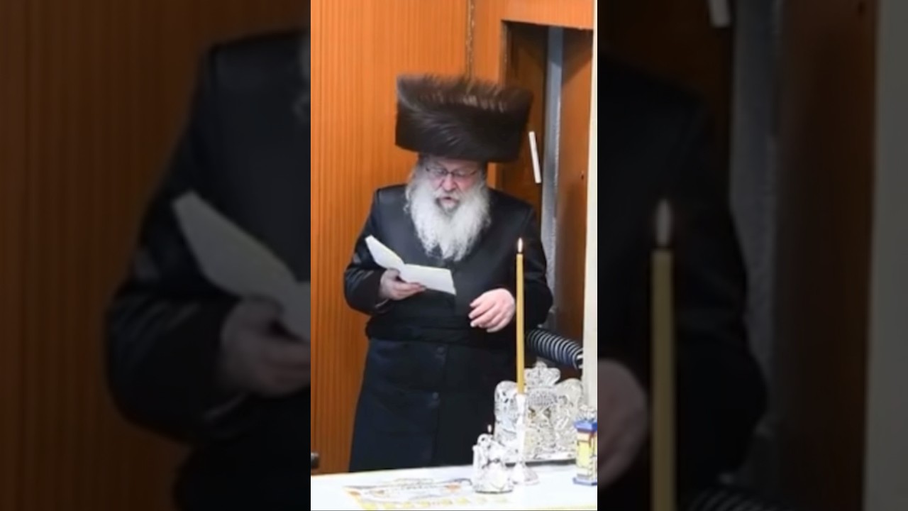 האדמו״ר מנדבורנה בהדלקת נרות חנוכה- נר א׳