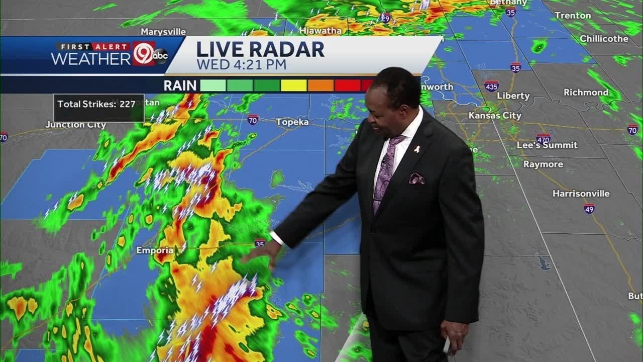 Severe storms inbound near Kansas City - YouTube