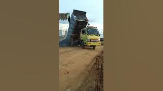 truk canter Kalimantan bongkar muatan batu split