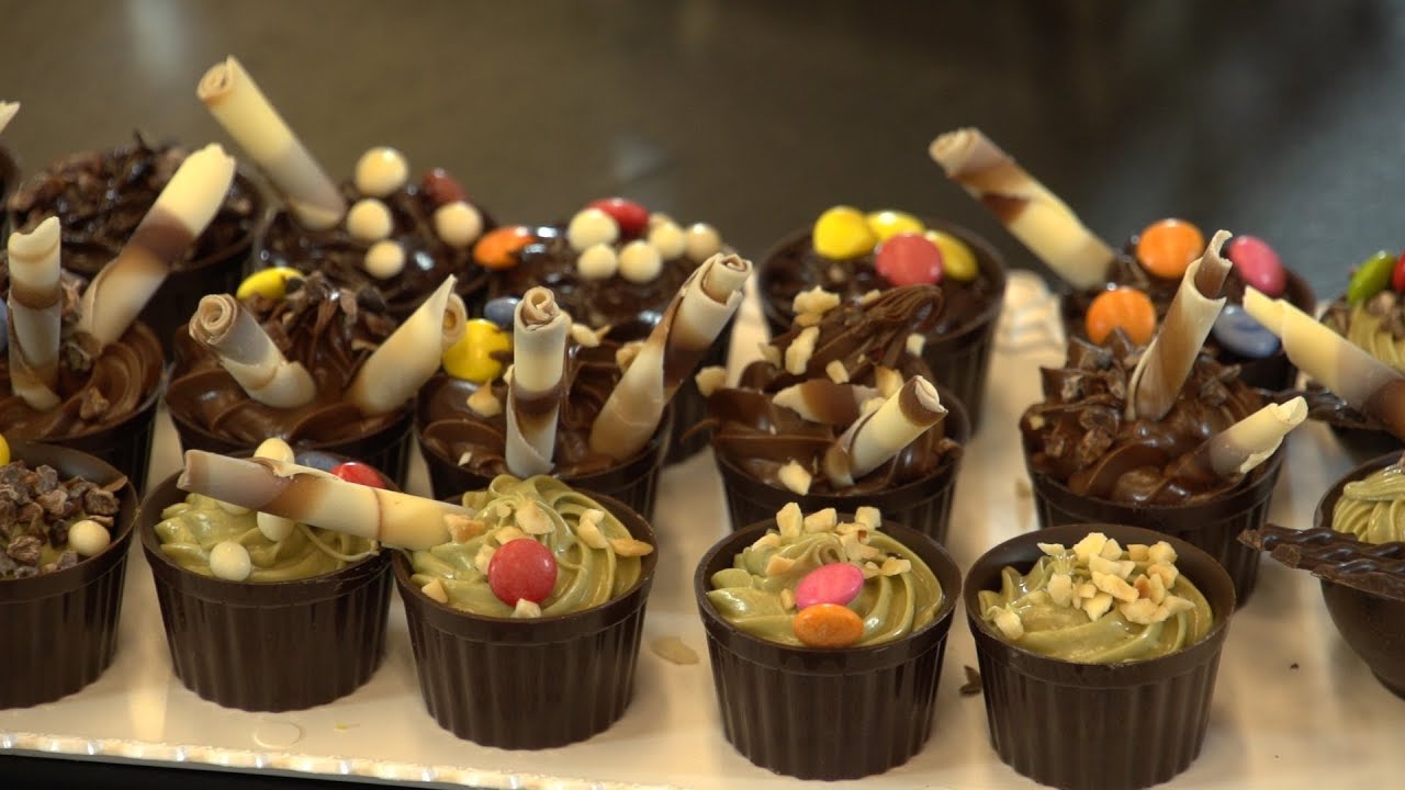 Bicchierini di cioccolato con ripieno di mousse soffice ...