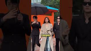 Yakışıklı Korumalar Bir Anda Etrafını Sardı