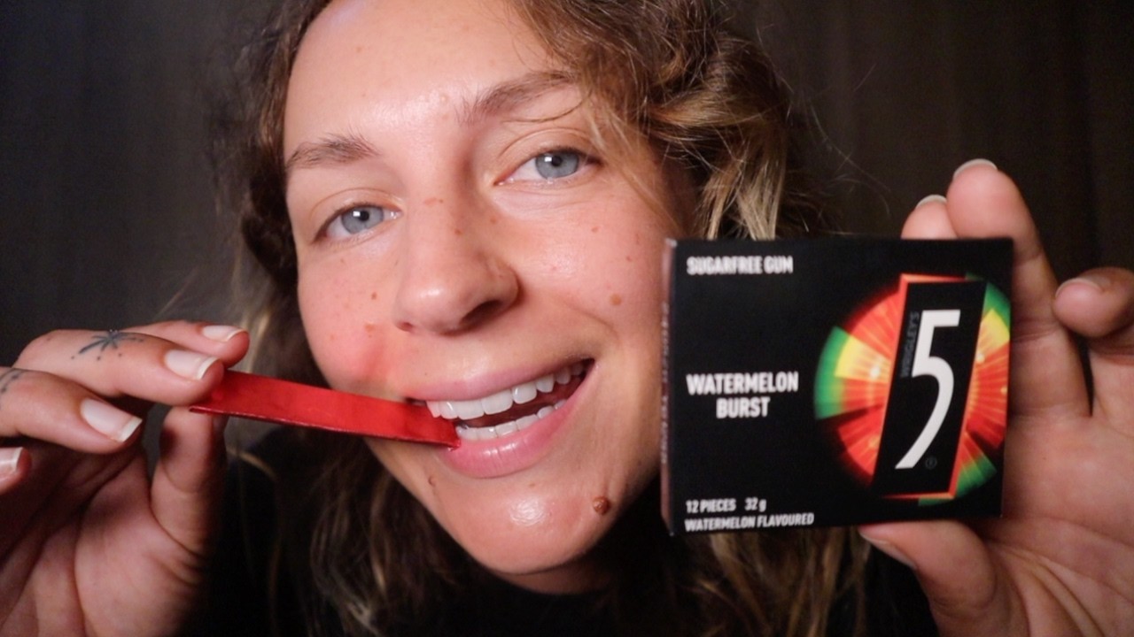 ASMR | Gossiping and Chewing Gum 🍬🍬