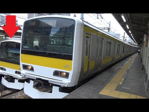 上下線ホームに高低差がある代々木駅に並んだ山手線から転用されたE231系500番台の中央総武緩行線西行き