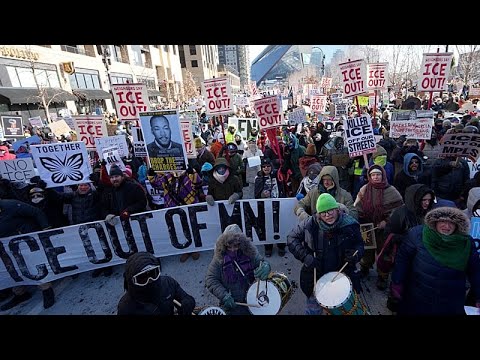 В Миннесоте тысячи людей протестуют против облав на иммигрантов