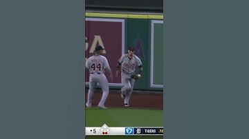 Javier Báez makes an INCREDIBLE catch in center field!