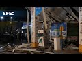 Al menos 4 muertos y 64 heridos al desplomarse una valla sobre una gasolinera en Bombay