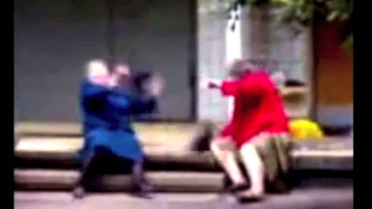 Бабка бьет сумкой по мерсу Бабка бьет сумкой по мерсу