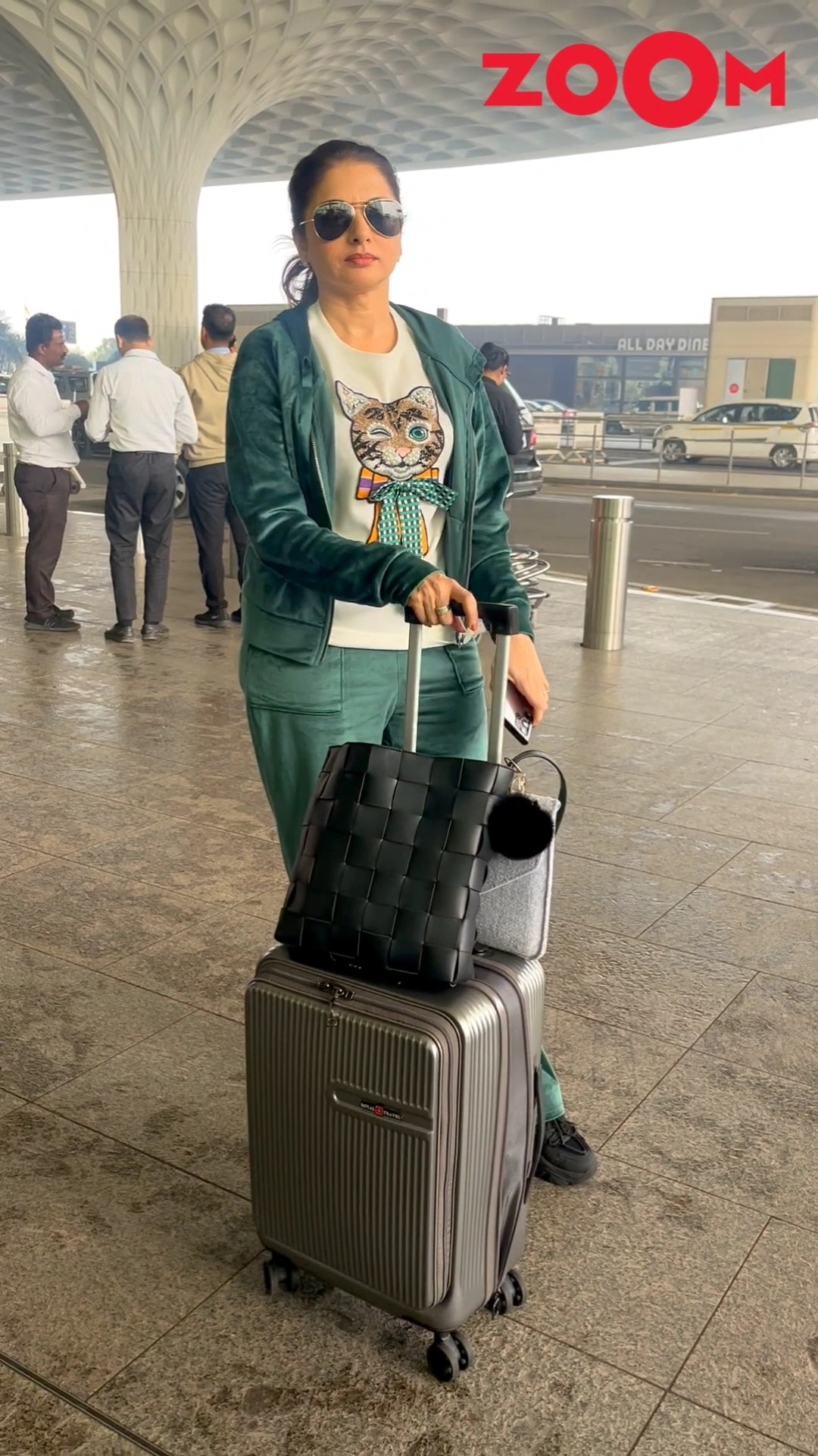 Bhagyashree WISHES 'Happy New Year' to paps at the airport #shorts #bhagyashree