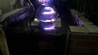 Aquarium terbalik pada kolam