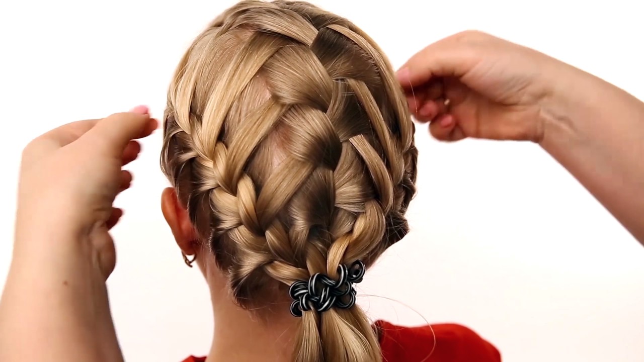 плетение косичек. косички на манекене. курсы для начинающих по плетению кос детям. красивое плетение. боксерские косы с узором между ними.