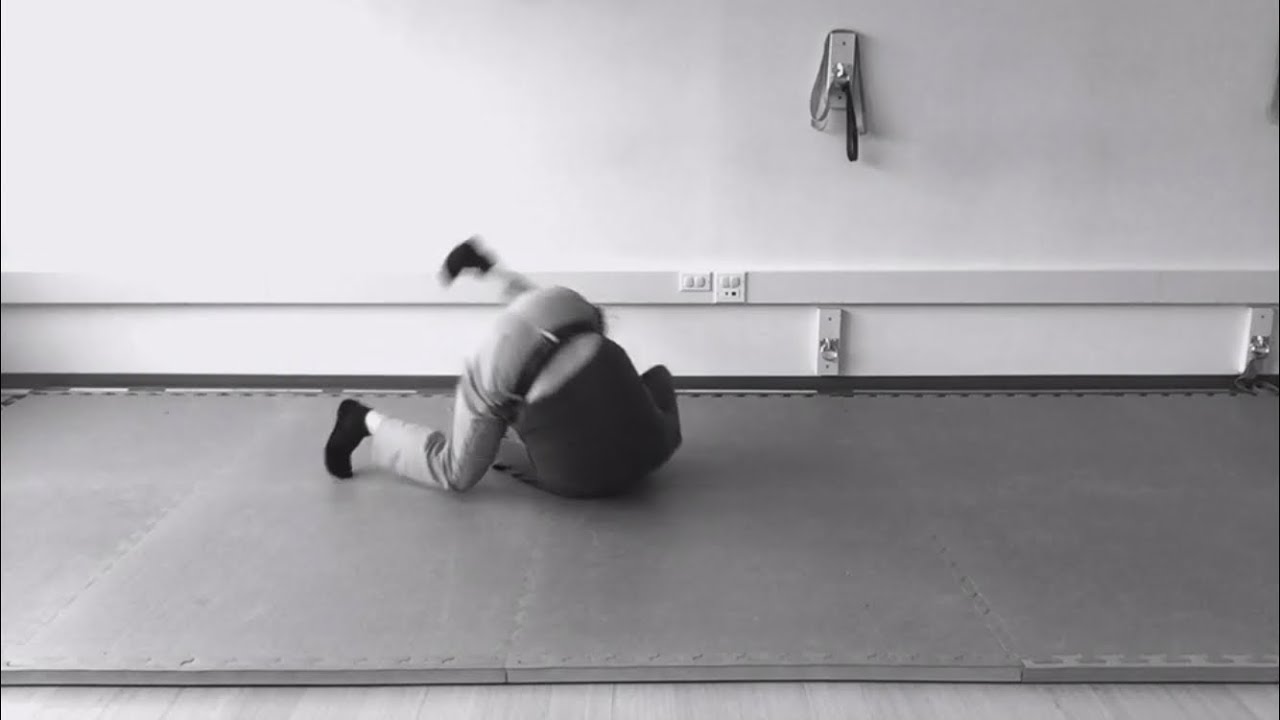 Feldenkrais lesson: “Head Under The Frame“ - Preparation For A Judo Roll?