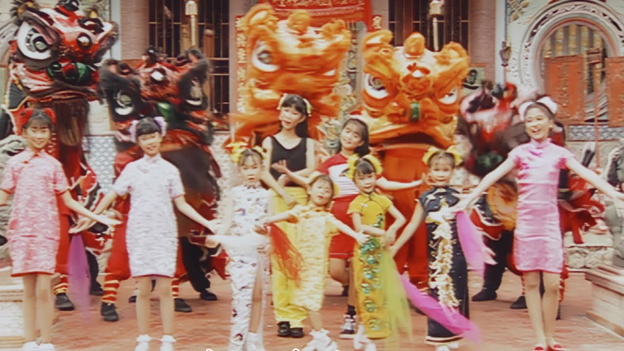 【童星賀歲歌】三代仙女(芬芬 & 秋秋) - 迎春花开幸福来 | 新年歌 | 賀歲歌 | 可愛的小朋友們，大家一起來唱新年歌