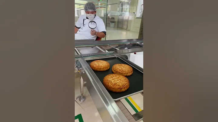 Super big mooncakes, stuffed with fillings, don’t you want one? #Mooncake#Chinesefood #Satisfying - DayDayNews