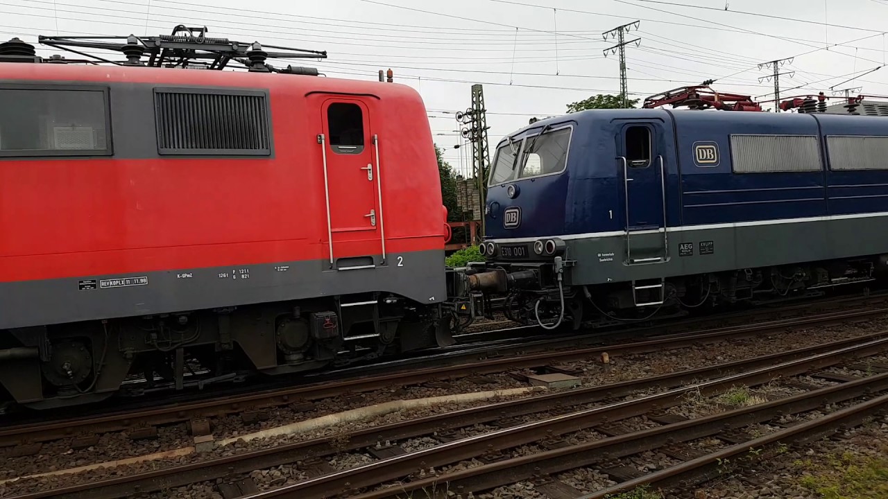 Baureihe 150 in Rot zieht noch mit die Baureihe 310 in alt Blau. Deutsche Bahn Museum Koblenz.
