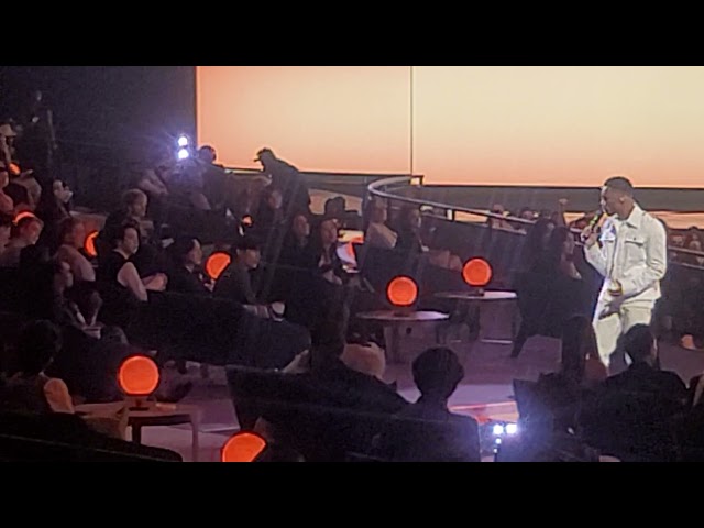 BTS V fanboys over GIVEON on his Heartbreak Anniversary Performance at AMAs (FAN CAM) class=