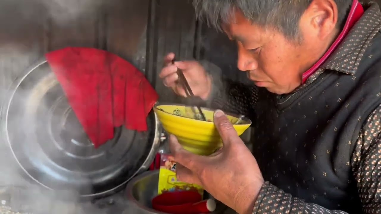 其实峰妈的生活很简单，有口热饭吃就行，峰妈现在看着确实比以前好多了，希望以后会越来越好吧。#我的乡村生活 #乡村守护人