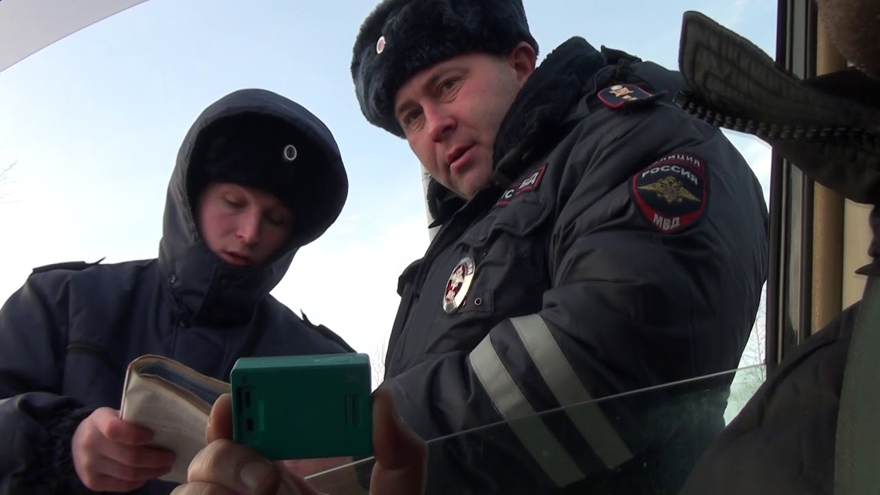 Мент остановил машину