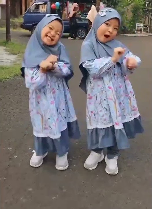 Anak Cewek Kembar Cantik Berjilbab Yang Bikin Gemes Semua Orang