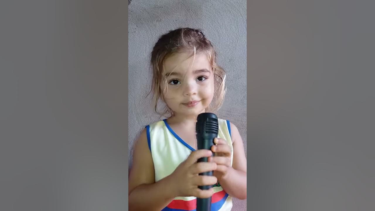 Emily cantando meu barquinho