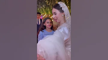 فيكي حاجه مش فاهمه اي هيا اخت العروسه قلبتها عياط 