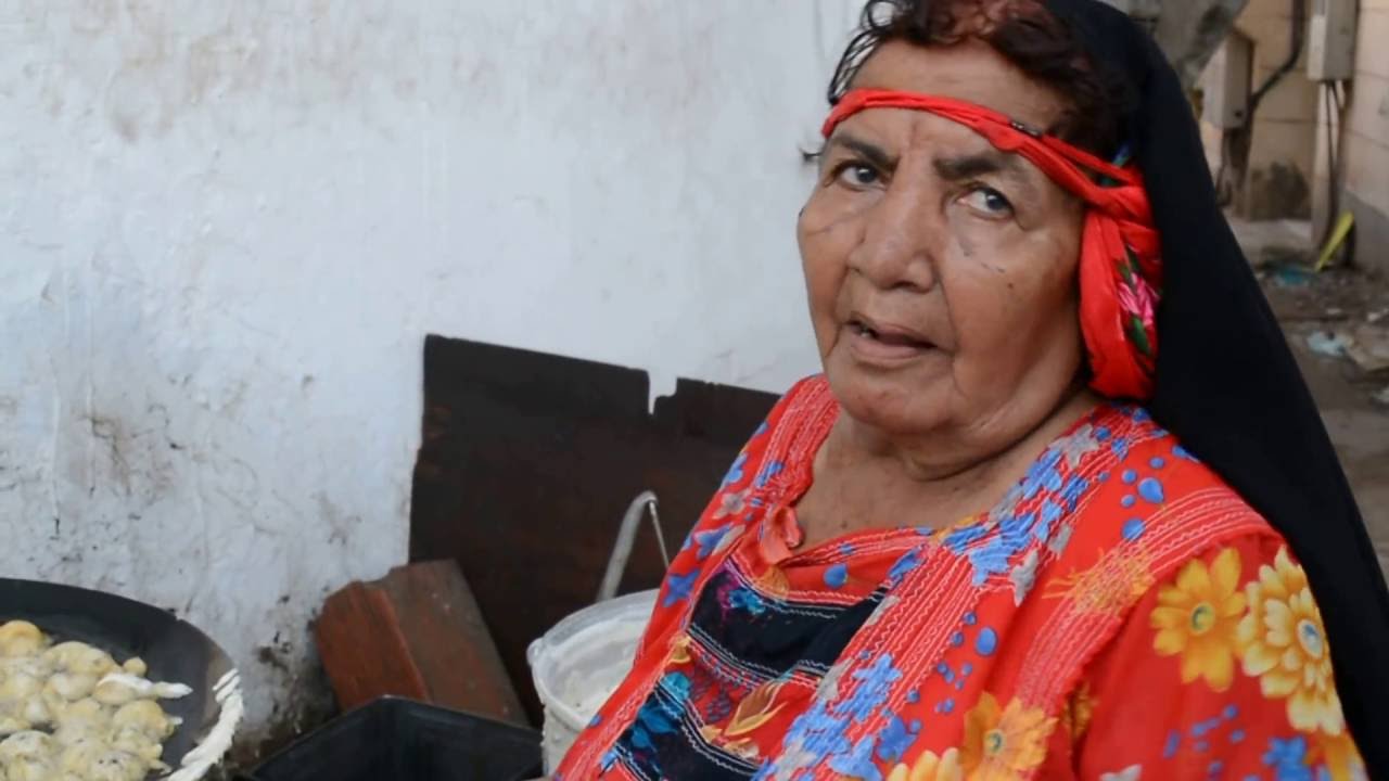 مقلية - . فاطمة أبو الخير أقدم وأشهر إمرأة تعمل وتبيع المقلية بحارة السبيل بجدة