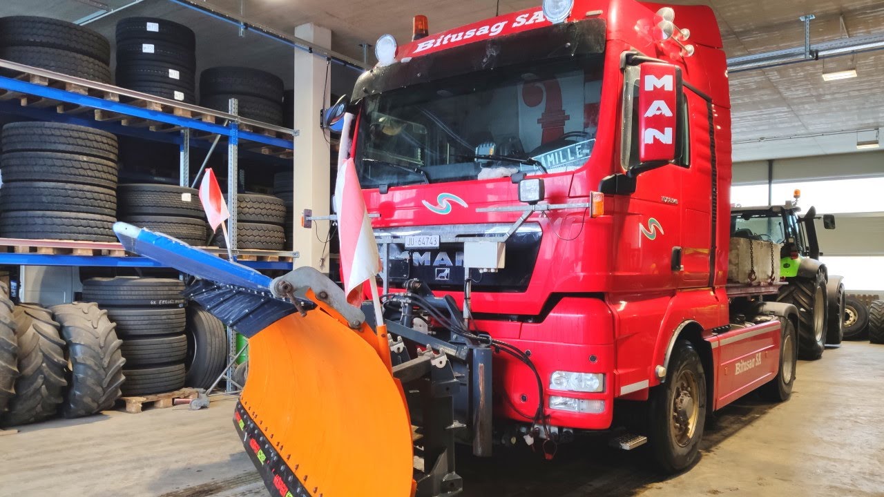 Camion MAN TGS pour service d'hiver avec lame de chasse-neige