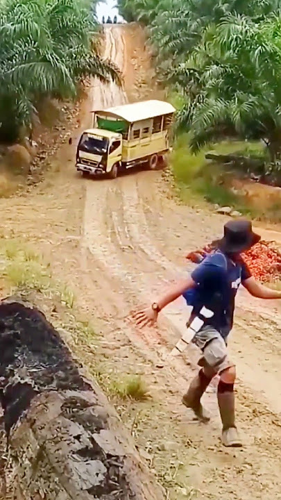 lebih baik parkir. daripada begini jadinya #lori #subscribe #shorts