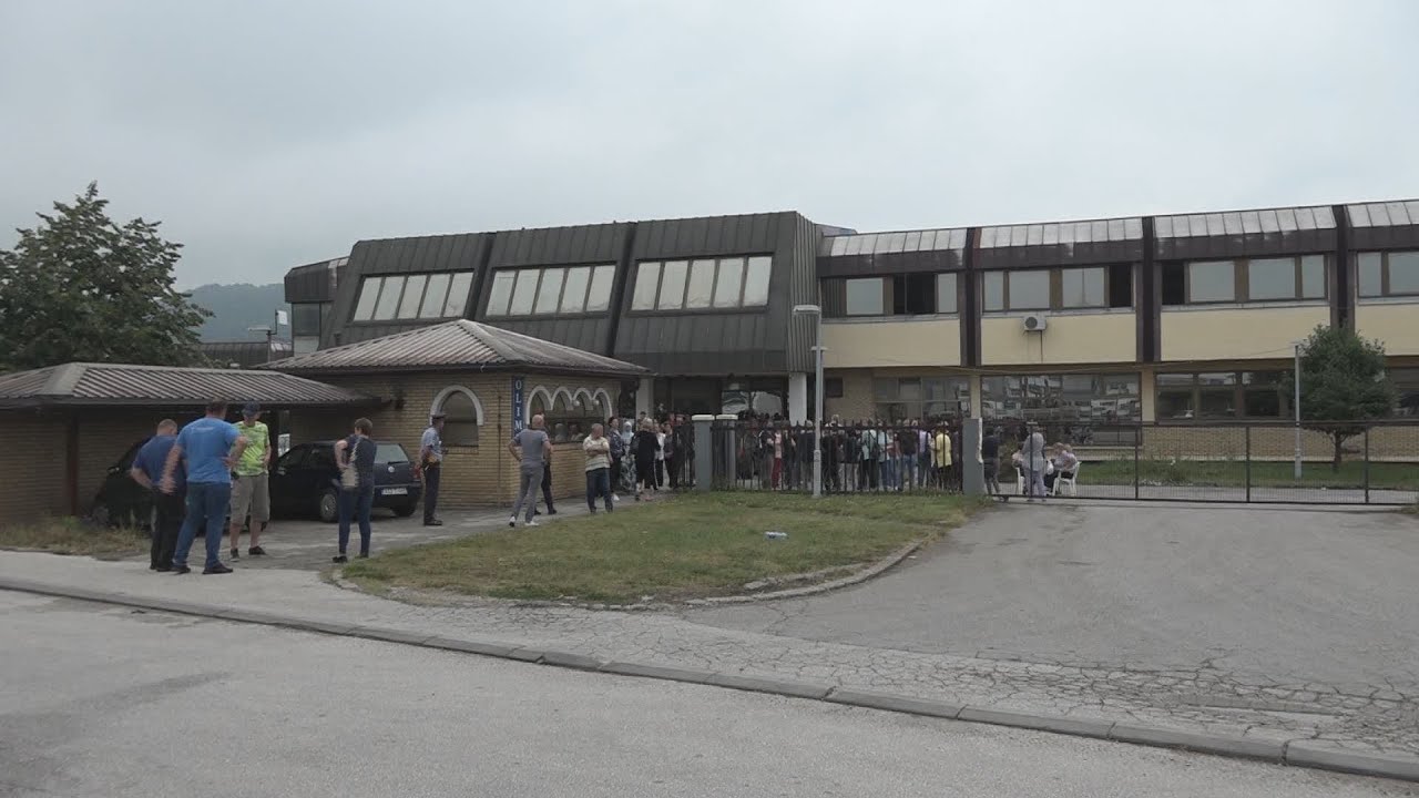 Radnici tvornice Olimp Gračanica danas su prekunuli proizvodnju i blokirali ulaz u tvornicu