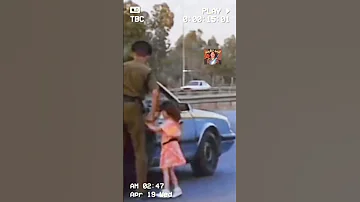 شاهد هيبة الشرطة العراقية في زمن صدام حسين عندما وجدو طفلة صغيرة ضائعة عندما كانت هيبة الدولة 
