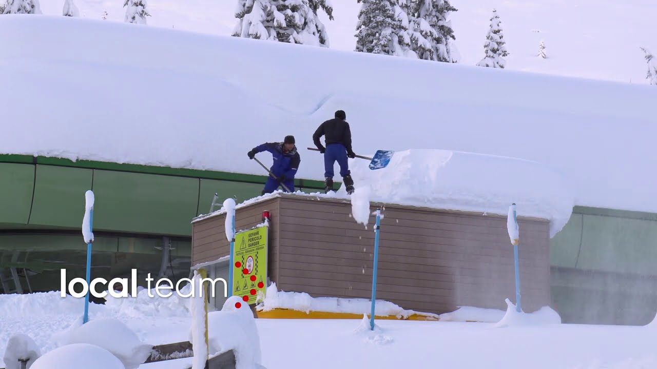 Impianti di risalita del Pordoi sotto tantissima neve: addetti al lavoro per rimuoverla
