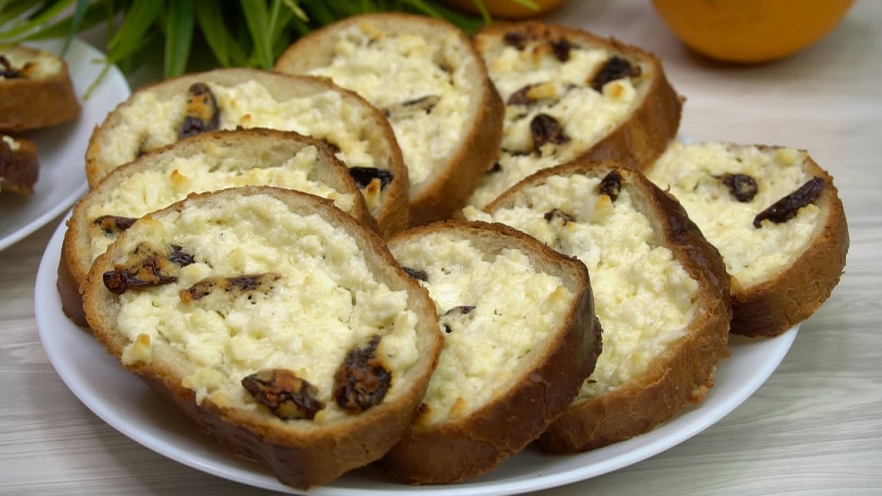 батон с творогом в духовке. ленивые ватрушки на батоне. хлебные домашние батоны. батон творожный нарезной. батон с творогом.