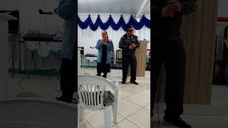 louvor filho pai e mãe cantando na igreja