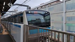 【2週間限定のラッピングトレイン！！】E233系1000番台ｻｲ147編成(Schroders(シューロター社ラッピング付)が赤羽駅1番線を発車するシーン(1201B)　撮影日2022.10.12