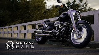 [初老騎士] 胖童的哈雷學分：2021 Harley-Davidson Softail Fat Boy ABS的自由之路 l 狂人日誌