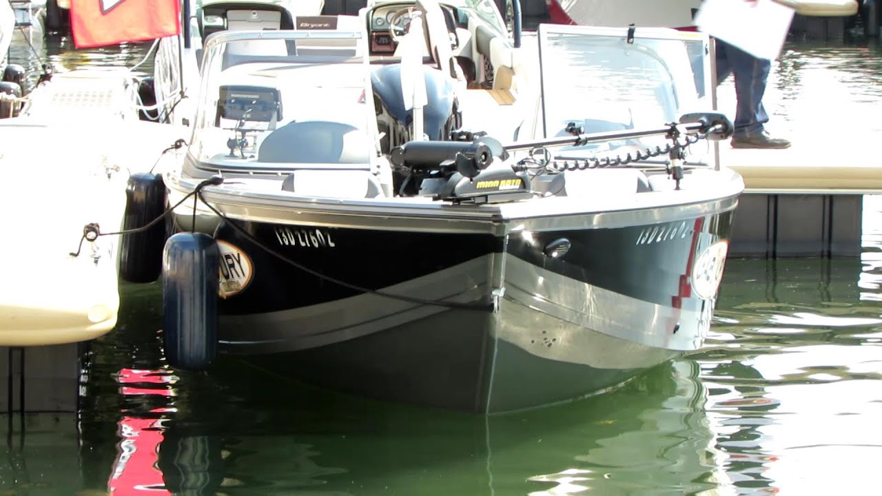 2014 Crestliner 1950 Super Hawk Fishing Boat - Walkaround - 2014 Montreal In Water Boat Show