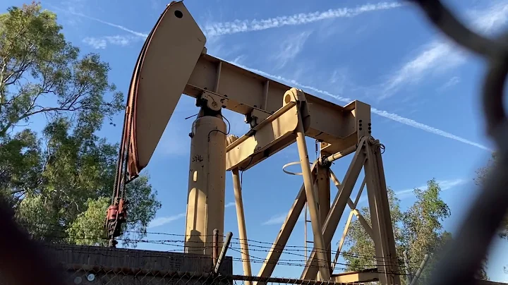 Sur La Brea Park oil well pump