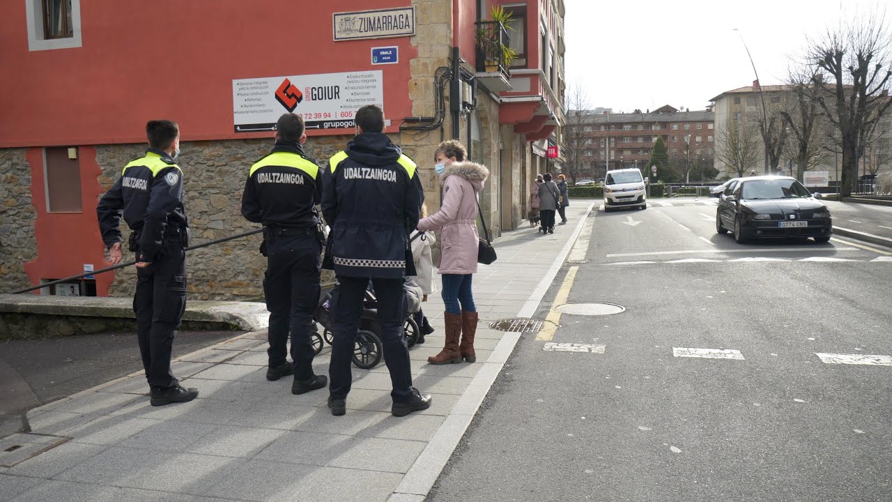 Udaltzainak Zumarraga eta Urretxu arteko zubietan