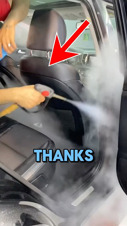 Mesin pembersih uap di dalam mobil