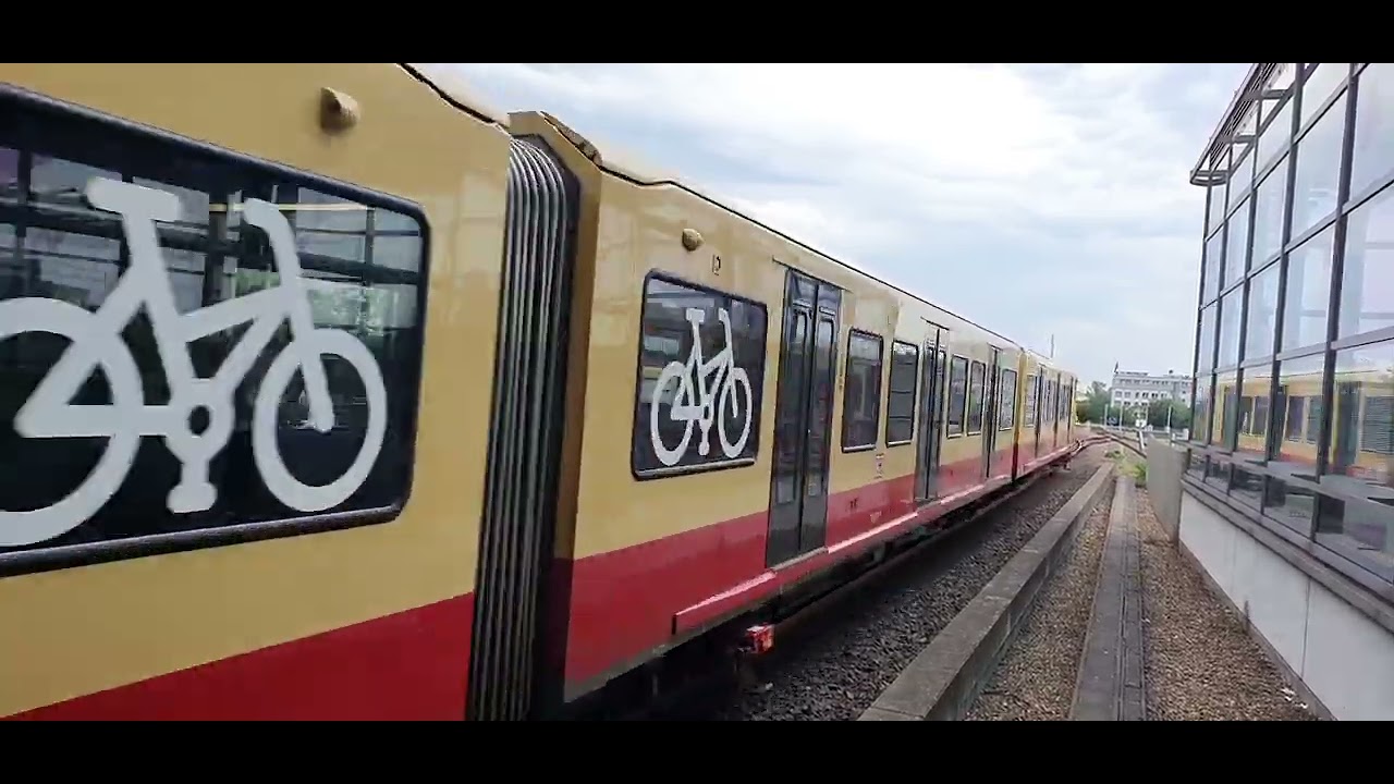 Einfahrt S47 in Berlin Südkreuz auf Gleis 11