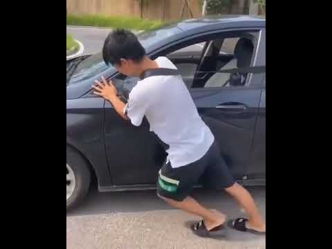 طريقة دفع سيارة بمفردك