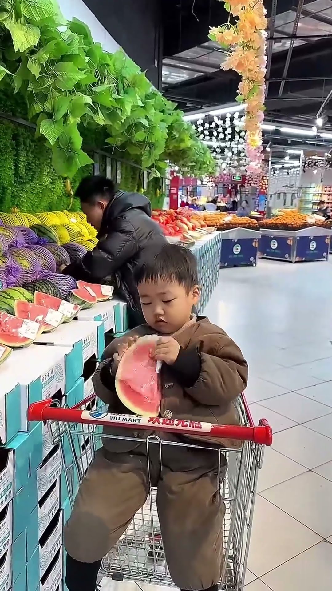 熊孩子逛超市，一眼没看到就吃上了！#Cute baby#Cute#呆萌小米宝#聪明宝宝#萌娃
