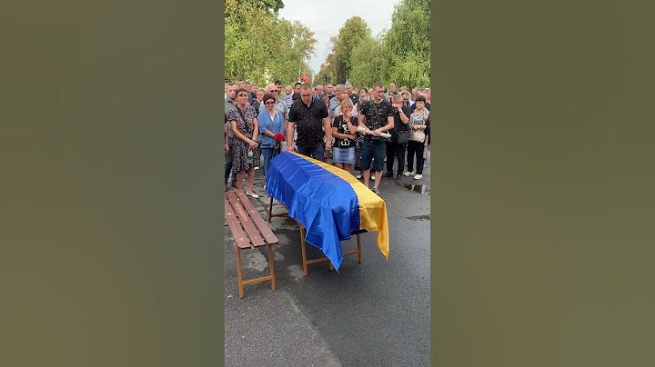 Рідні біля труни під час прощання з воїном #war #news #війна #україна