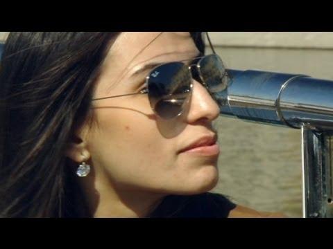 Video: Kadınlık Ve Güzellik: Klimova'nın 18 Yaşındaki Kızı şık Bir Kıyafetle Moskova Nehri Boyunca Süpürüldü
